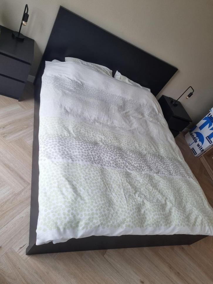 Bed malm Ikea zwart 160x200 cm, Huis en Inrichting, Slaapkamer | Bedden, Zo goed als nieuw, Tweepersoons, 160 cm, 200 cm, Hout