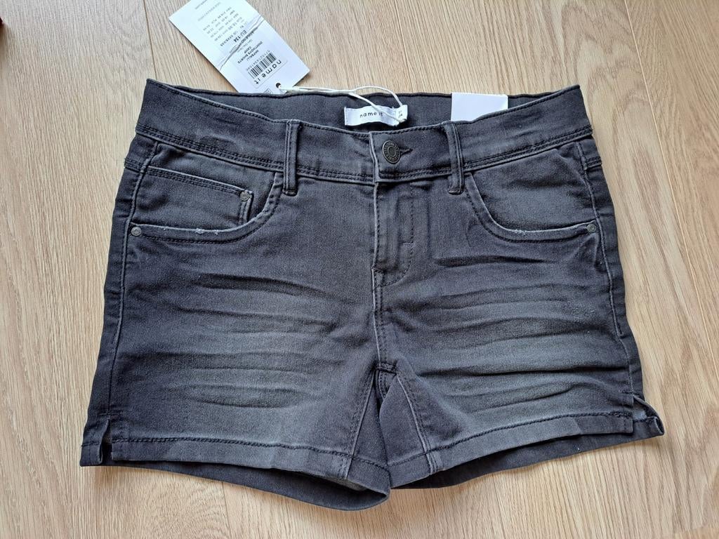 Korte spijkerbroek maat 134 name it valt ruimer, Kinderen en Baby's, Kinderkleding | Maat 134, Meisje, Nieuw, Name IT, Ophalen