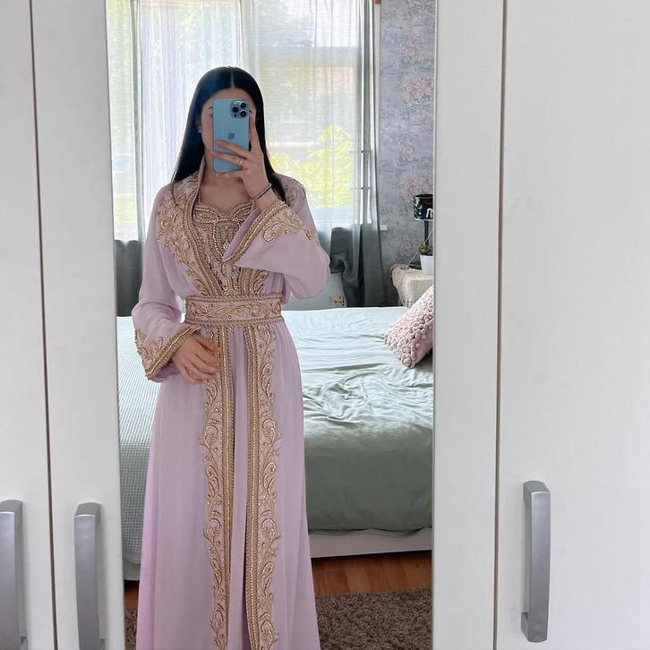 Elegante Lichtpaarse Takchita met Gouden Borduursel, Kleding | Dames, Gelegenheidskleding, Zo goed als nieuw, Overige typen, Maat 38/40 (M)