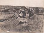 Foto WW I Duitse soldaten bezichtigen Engels machinegeweer, Overige gebieden, N.v.t., Ophalen of Verzenden, N.v.t