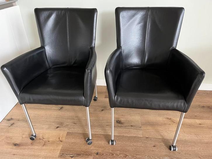 zwart leren eetkamerfauteuils op wielen (2x), Huis en Inrichting, Stoelen, Gebruikt, Twee, Leer, Zwart, Ophalen