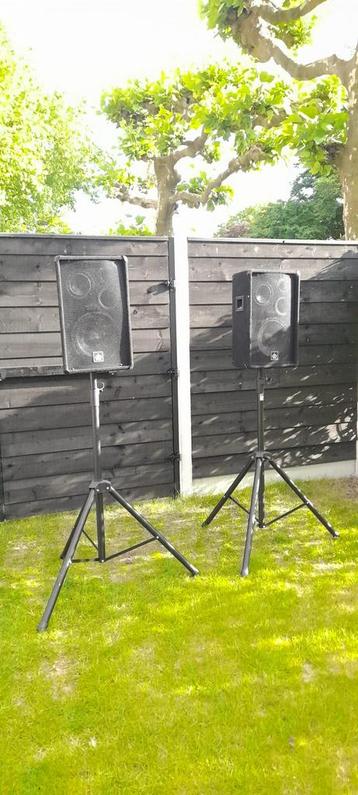 2 geluidsboxen op standaard beschikbaar voor biedingen