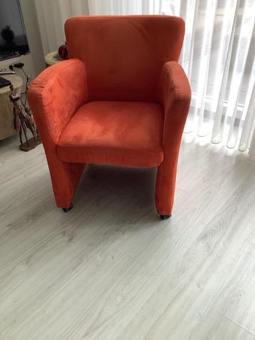Oranje fauteuil beschikbaar voor biedingen