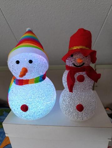 2 sneeuwpoppetjes op batterijen  beschikbaar voor biedingen