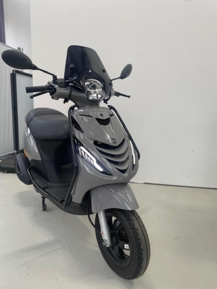 Piaggio zip 45km NARDO GREY 2023 1919 KM - NIEUWSTAAT, Fietsen en Brommers, Brommers | Tuning en Styling, Zo goed als nieuw, Ophalen of Verzenden