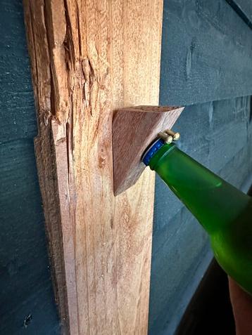 Stoere houten bieropener beschikbaar voor biedingen