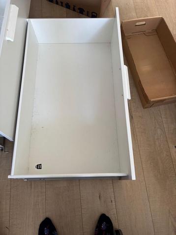 2 witte lades voor onder een IKEA Brimnes bed beschikbaar voor biedingen