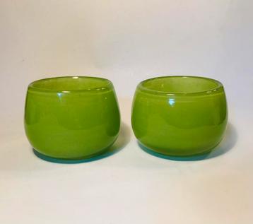 Twee groene glazen waxinelichthouders, dik glas beschikbaar voor biedingen