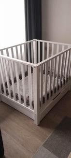 In hoogte verstelbare box met lade en kleed, Ophalen