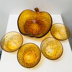 Amberkleurige glazen schaal in de vorm van een appel, Ophalen of Verzenden, Rond, Glas