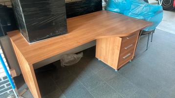 Mooi groot bureau beschikbaar voor biedingen