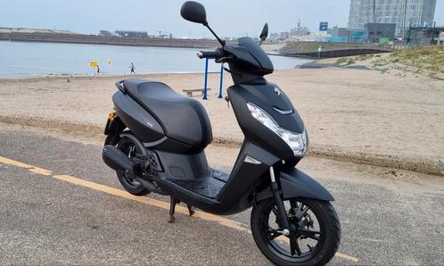 Peugeot kisbee black edition 2022, Fietsen en Brommers, Scooters | Peugeot, Zo goed als nieuw, Ophalen