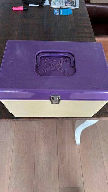 Vintage naaibox paars beschikbaar voor biedingen
