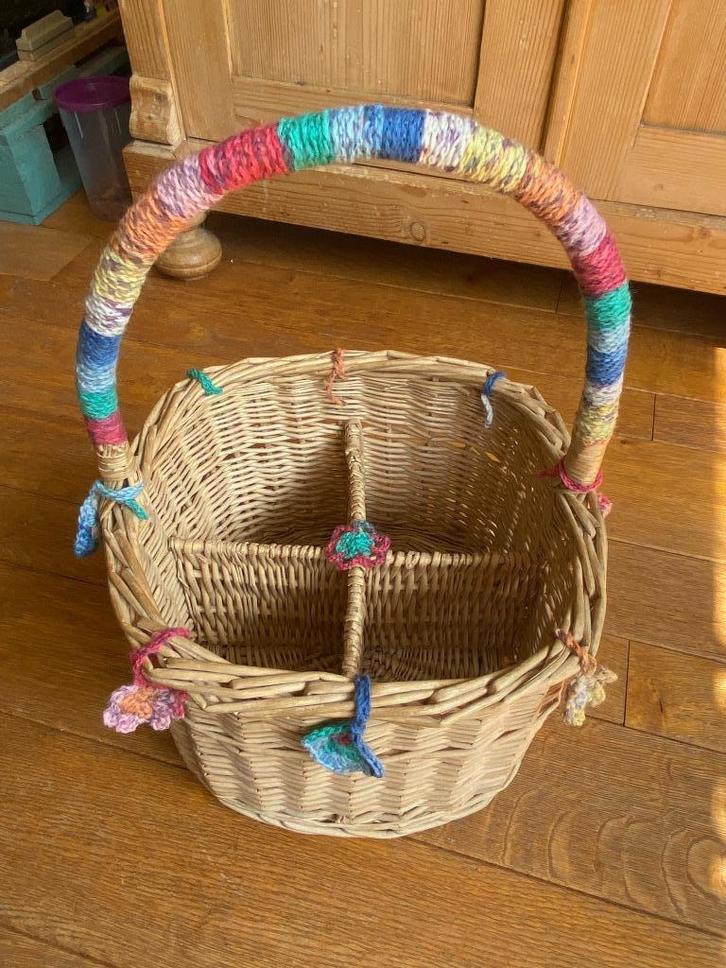 Vintage rieten flessen mand met gehaakte versiersels. Uniek!, Huis en Inrichting, Woonaccessoires | Schalen en Manden, Zo goed als nieuw