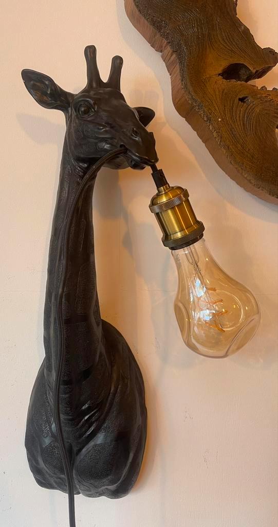 Zwarte hangende giraffe wandlamp +/- 60cm lang, Antiek en Kunst, Kunst | Beelden en Houtsnijwerken, Ophalen of Verzenden