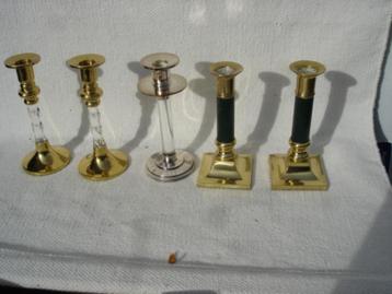 Diverse sets stijlvolle messing kandelaars beschikbaar voor biedingen