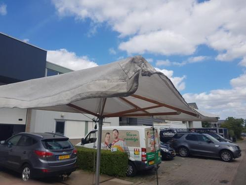 Te gek: 2 halve parasols voor slechts €295,=, Tuin en Terras, Parasols, Gebruikt, Overige typen, Ophalen