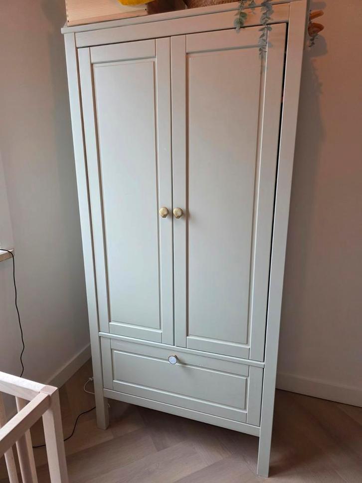 SUNDVIK Kledingkast - Zelf geverfd, incl. messing knoppen, Kinderen en Baby's, Kinderkamer | Commodes en Kasten, Gebruikt, Kast