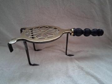 Een Antiek Geel-Koperen "Trivet" met gietijzeren onderstel. beschikbaar voor biedingen