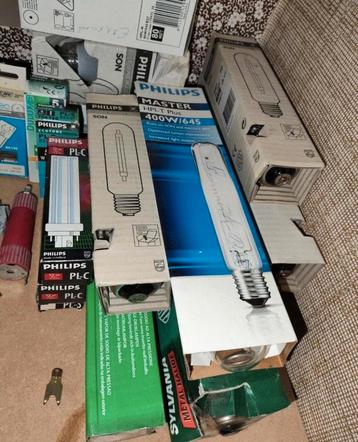 Diverse lampen van verschillende maten (niet getest) beschikbaar voor biedingen