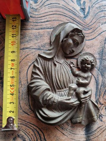 Vintage Maria met kind reliëf beschikbaar voor biedingen