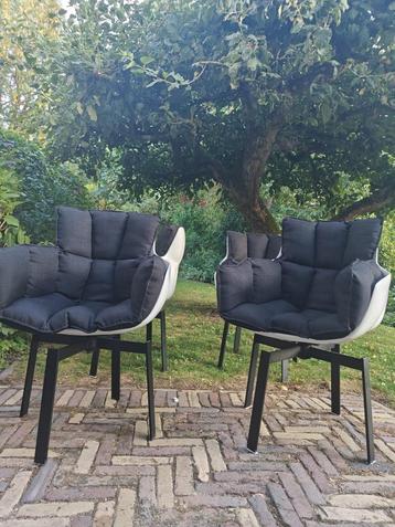 4 Moderne Eetkamerstoelen — Wit Kunststof met Zwarte Kussens beschikbaar voor biedingen