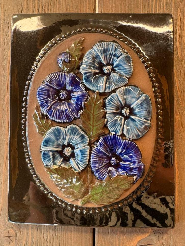 Jie Gantofta Wandtegel - Blauwe Bloemen Aimo Design, Antiek en Kunst, Antiek | Wandborden en Tegels, Ophalen of Verzenden
