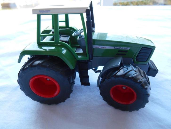 Model trekker: Fendt Favorit 926 Vario met brede banden, Hobby en Vrije tijd, Modelauto's | 1:32, Zo goed als nieuw, Tractor of Landbouw