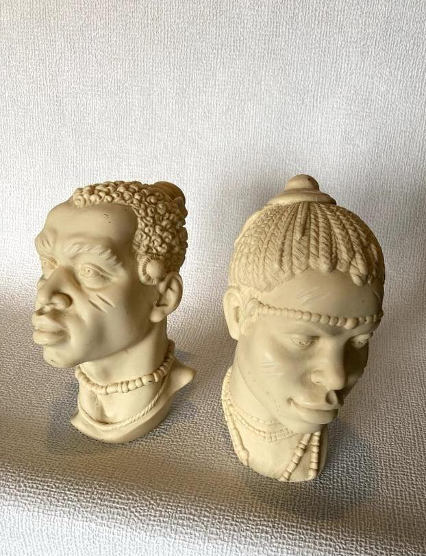 Twee vintage bustes van een afrikaanse man en vrouw, Antiek en Kunst, Kunst | Beelden en Houtsnijwerken, Ophalen of Verzenden