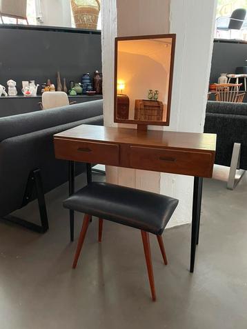 Vintage kaptafel jaren 50 strak model pop-up winkel beschikbaar voor biedingen