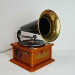 Retro radio- cassetespeler in de vorm van een grammofoon., Ophalen, Zo goed als nieuw, Radio