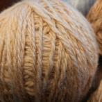 Handgesponnen Texelse wol, natuurlijk gekleurd, Hobby en Vrije tijd, Breien en Haken, Ophalen of Verzenden, Nieuw, Breien, Wol of Garen