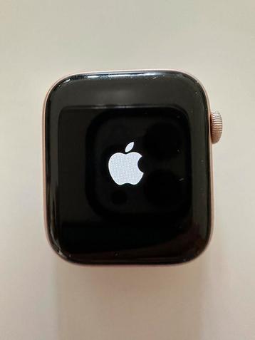 Apple Watch Series 5 44mm Gold Aluminium + Anker pwr station beschikbaar voor biedingen