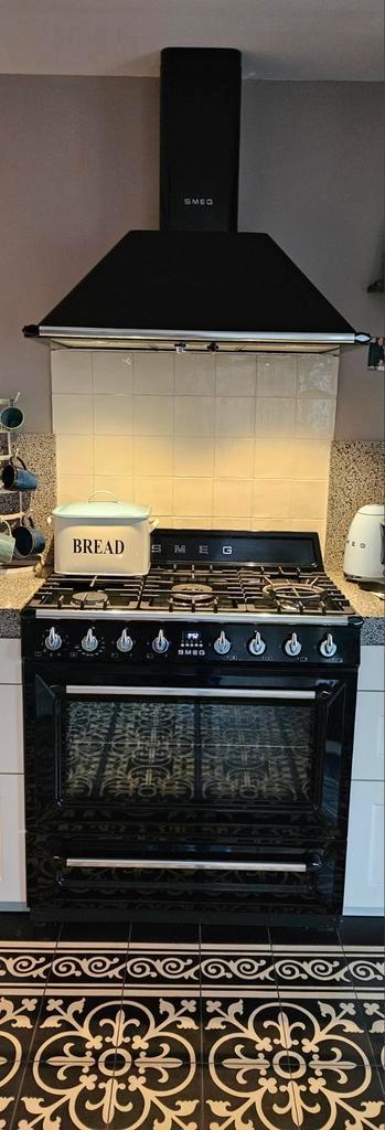 Smeg TR90NNLK9 Fornuis oven Zwart met afzuigkap, Witgoed en Apparatuur, Fornuizen, Gebruikt, Vrijstaand, Gas, 5 kookzones of meer