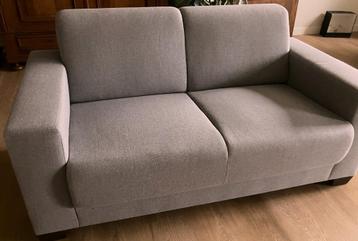 Grijze 2 zitter weinig gebruikt, nieuwstaat beschikbaar voor biedingen