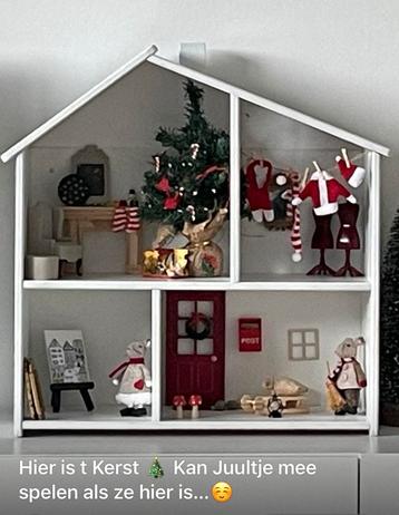Wit poppenhuisje in kerstsfeer incl meubeltjes en muisjes beschikbaar voor biedingen