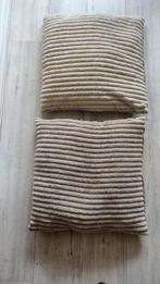 Kussens 2 stuks beige 60 cm bij 60 cm., Ophalen, Zo goed als nieuw
