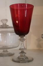 Antiek frans sier glas ruby rood mondgeblazen op voet, Ophalen of Verzenden