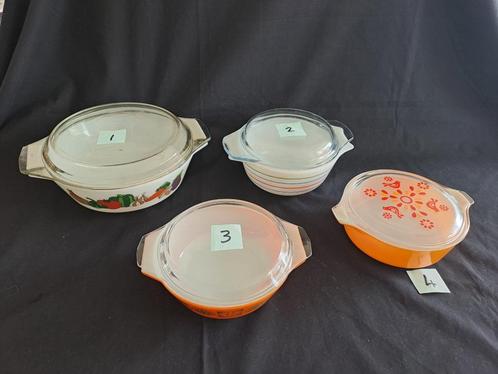 4 Vintage Retro Pyrex  serving / Oven Style dishes Kitsch, Huis en Inrichting, Keuken | Servies, Gebruikt, Overige typen, Overige stijlen