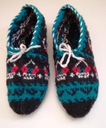 Hand gebreide wollen dames schoen slippers blauw, wit, zwart beschikbaar voor biedingen