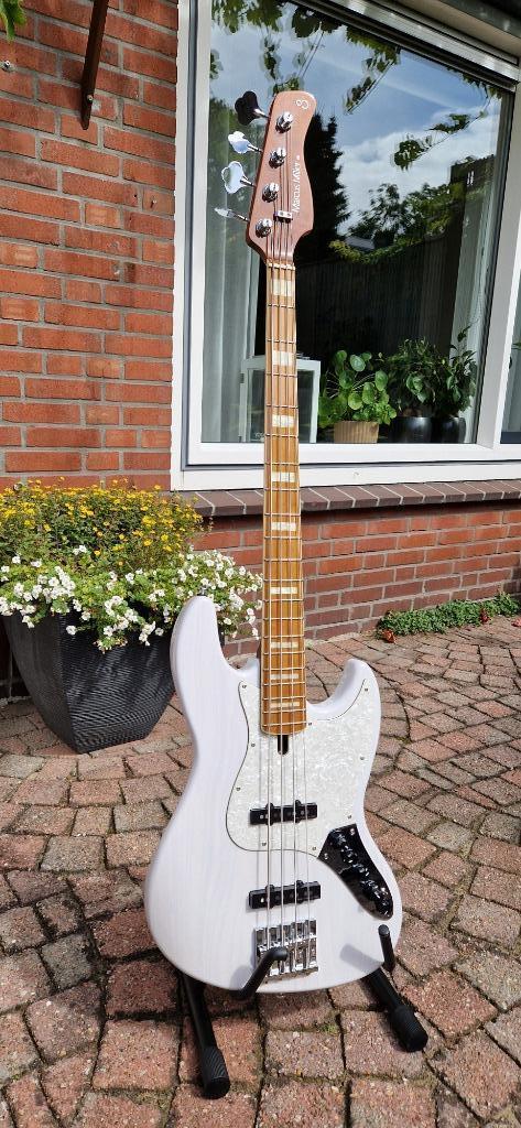 Marcus Miller Sire V8, Muziek en Instrumenten, Snaarinstrumenten | Gitaren | Bas, Zo goed als nieuw, Elektrisch, Ophalen