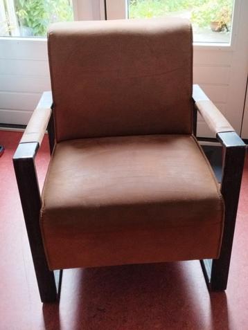 Fauteuil met lederen bekleding beschikbaar voor biedingen
