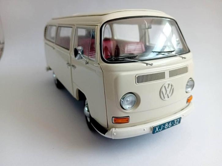 Schuco volkswagen T2 bus in beige met rood interieur2:18, Hobby en Vrije tijd, Modelauto's | 1:18, Zo goed als nieuw, Overige merken