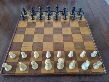 Vintage schaak- en damspel beschikbaar voor biedingen