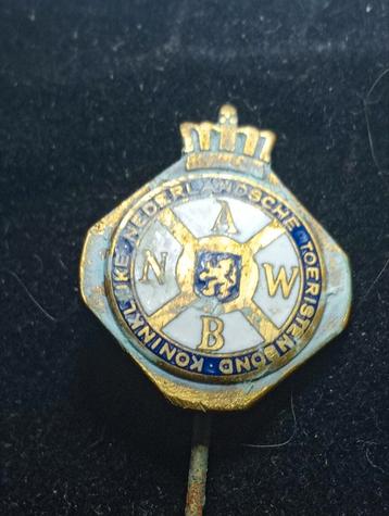 De speld toont het ANWB-logo met de letters A, N, W, B en ee beschikbaar voor biedingen