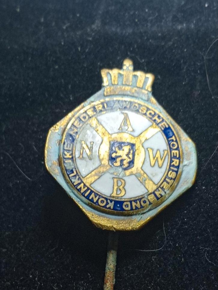 De speld toont het ANWB-logo met de letters A, N, W, B en ee, Verzamelen, Speldjes, Pins en Buttons, Gebruikt, Ophalen