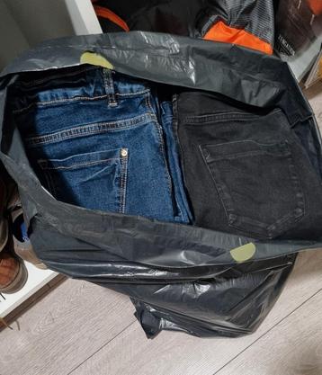 Een zak vol dames jeans, maat 36/38 S/M beschikbaar voor biedingen