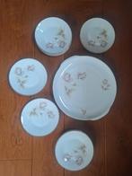 Gebaksschaal met gebaksbordjes. Jaren 60 Wit met roze bloem, Ophalen, Overige stijlen, Bord(en)