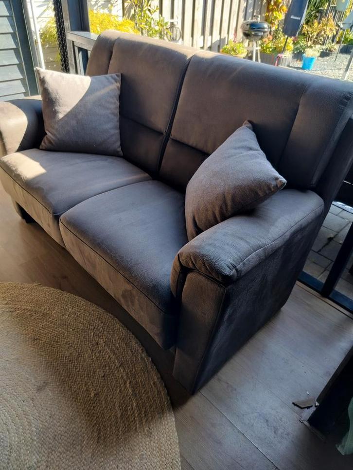 Bijna ongebruikte tweezitter  donker taupe grijs, Huis en Inrichting, Banken | Sofa's en Chaises Longues, Zo goed als nieuw, Tweepersoons