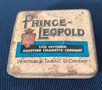 Oud blikje van "Prince Leopold" sigaretten. Afm.8,5x8x1,5 cm, Verzamelen, Rookartikelen, Aanstekers en Luciferdoosjes, Ophalen of Verzenden